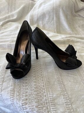 Moda Spana Open-Toe Black Peep-Toe Pumps with Bow Accent